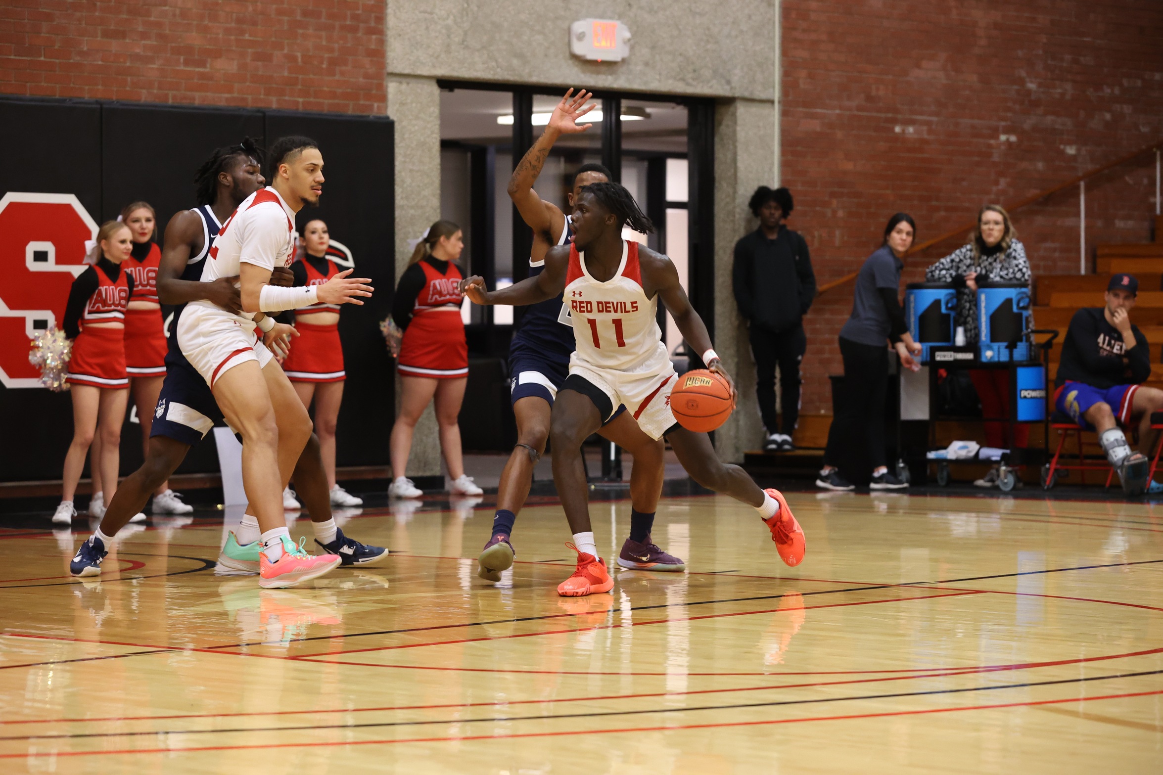 Allen Hangs On vs Greyhounds
